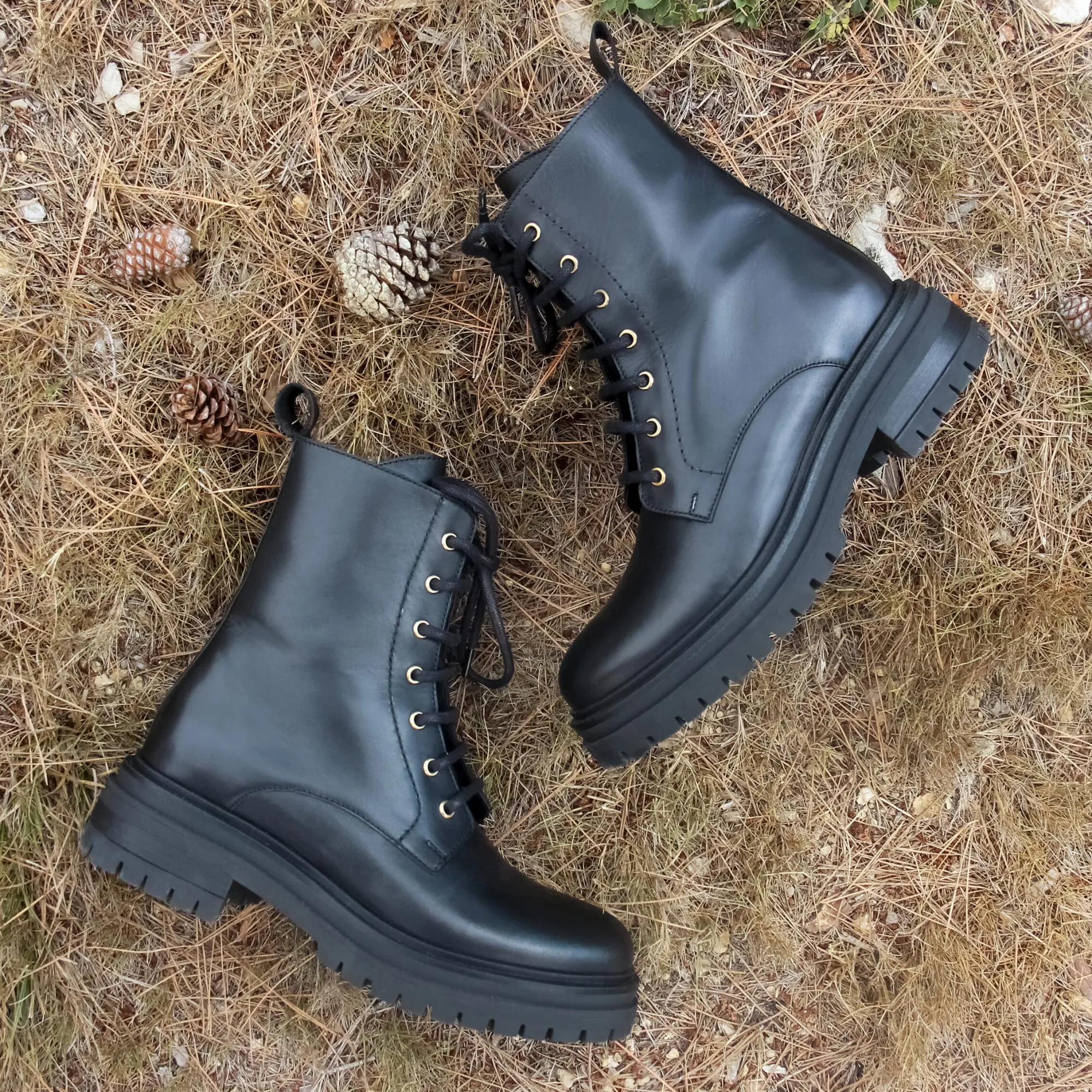 Shop Bottines ranger crantées cuir Femme Bottines & Bottes