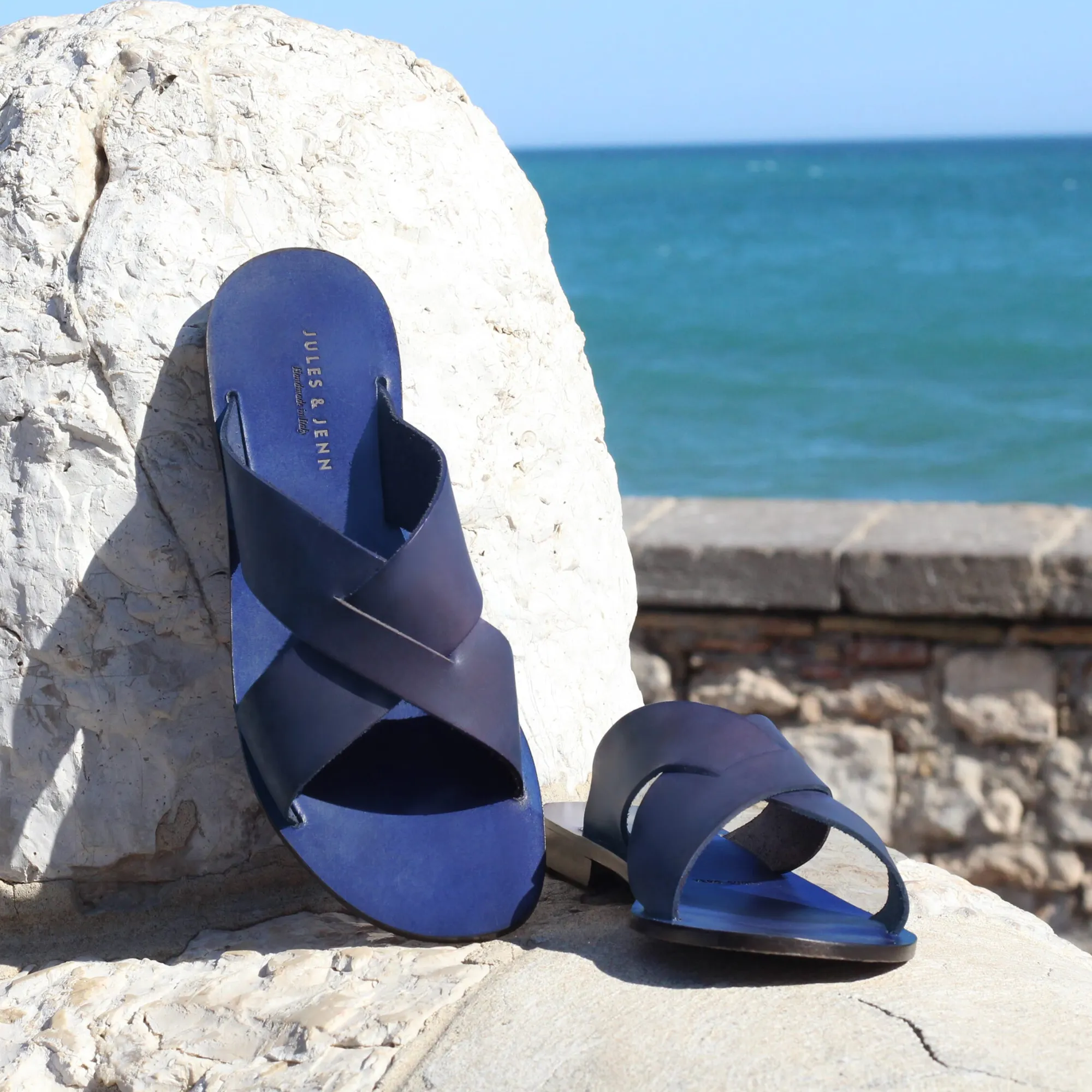 Sale Mules plates cuir bleu Femme Sandales