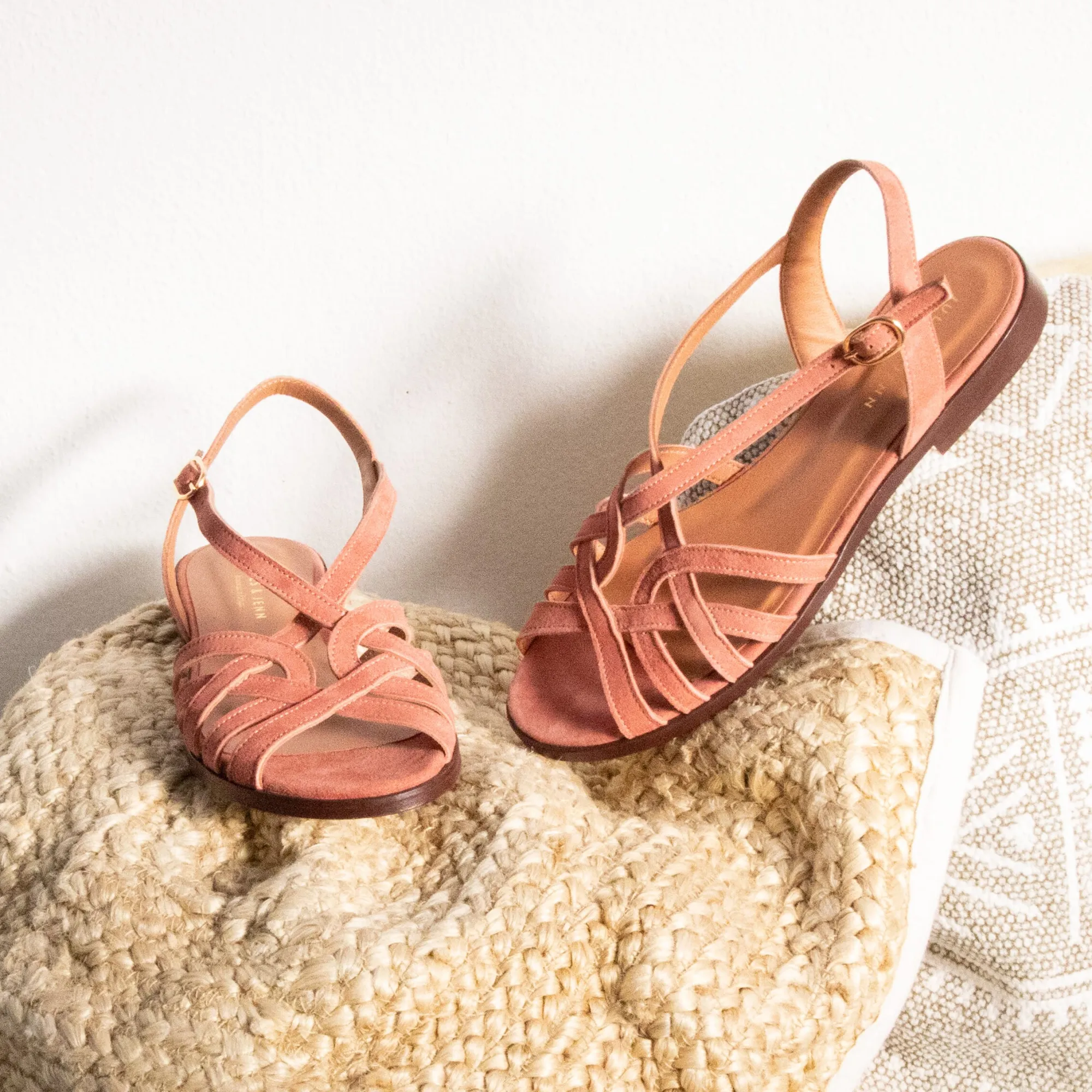 Outlet Sandales plates brides cuir daim Femme Sandales